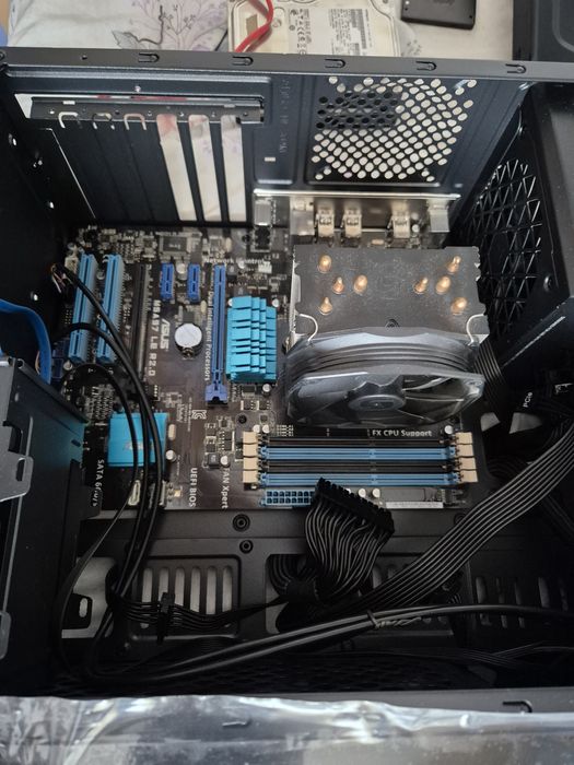 Vând PC complet: PC-ul cu carcasă, Monitor DELL 24", Căști Gaming HAVIT 7.1 USB Negru, Tastatură Scorpion K632.