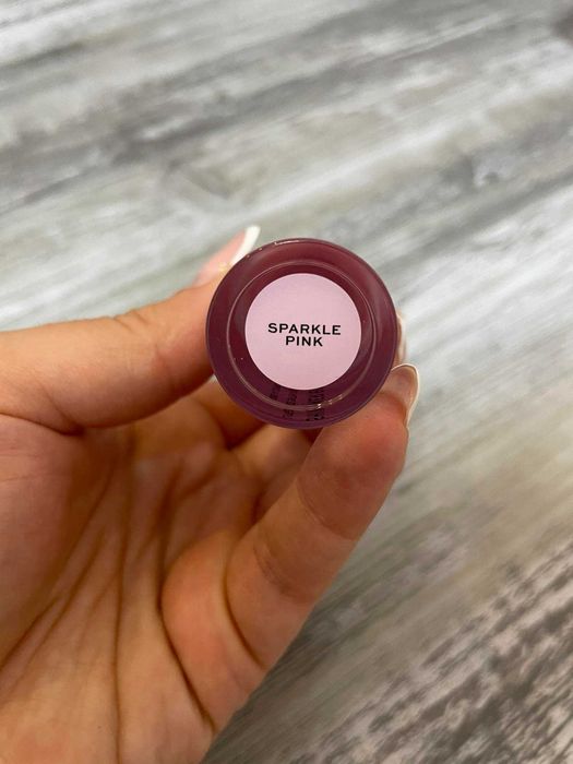 Гланц за устни с бляскав ефект