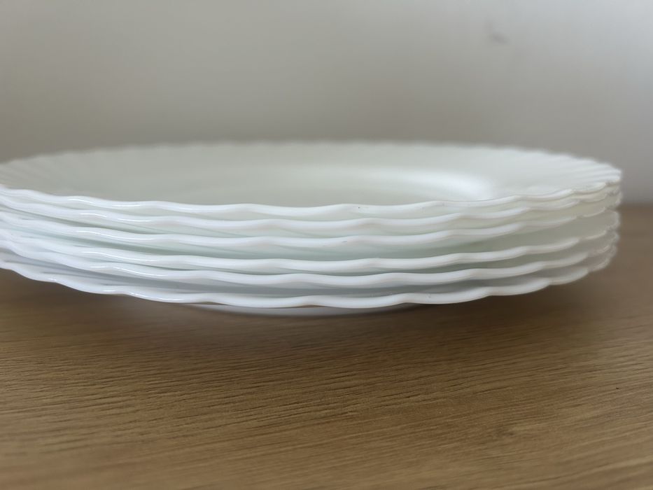 Сервиз от 18бр. Порцеланови чинии: три вида по 6 бр.