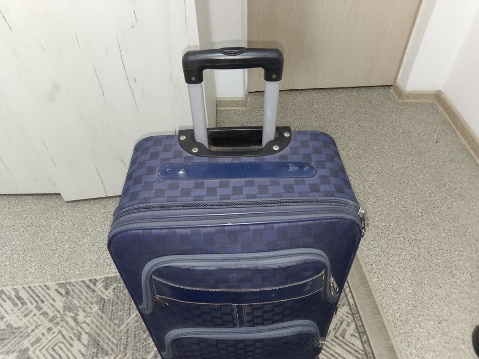 Продам б/у чемодан