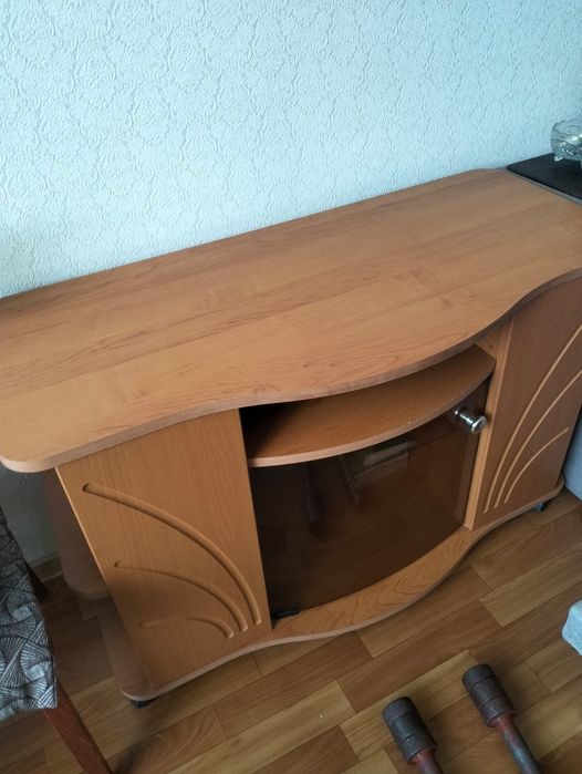 Продам под телевизор тумбочку