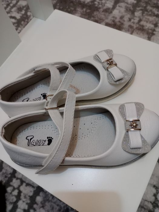 Детски бели обувки