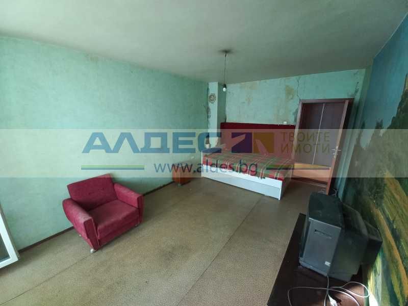 Просторен, непреходен двустаен ап. в Сухата Река!