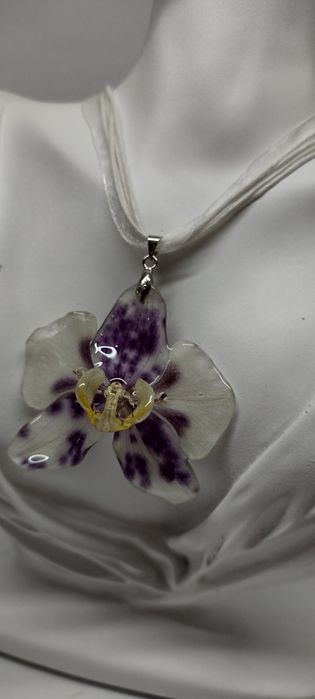 Колие с естествен цвят на орхидея.