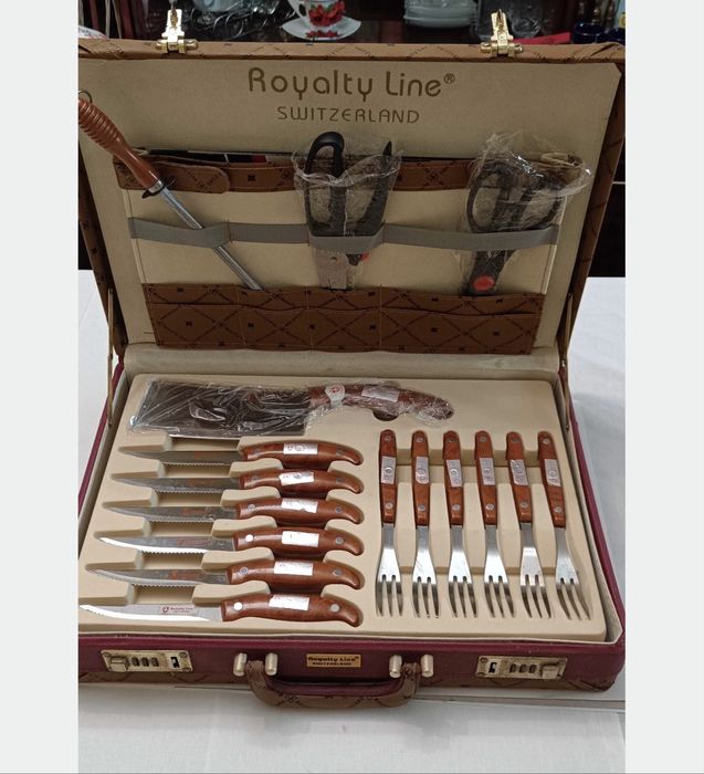 Set nou de 100 tacâmuri aurii marca Royal Line în servietă