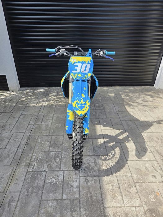 Yamaha YZ250F 2022 • sub 50 de ore • pornire electrică. Motocicletă întreținută, gata de utilizare.