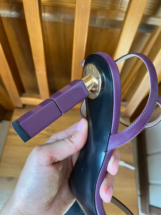 Продам новые босоножки, марка charles & keith