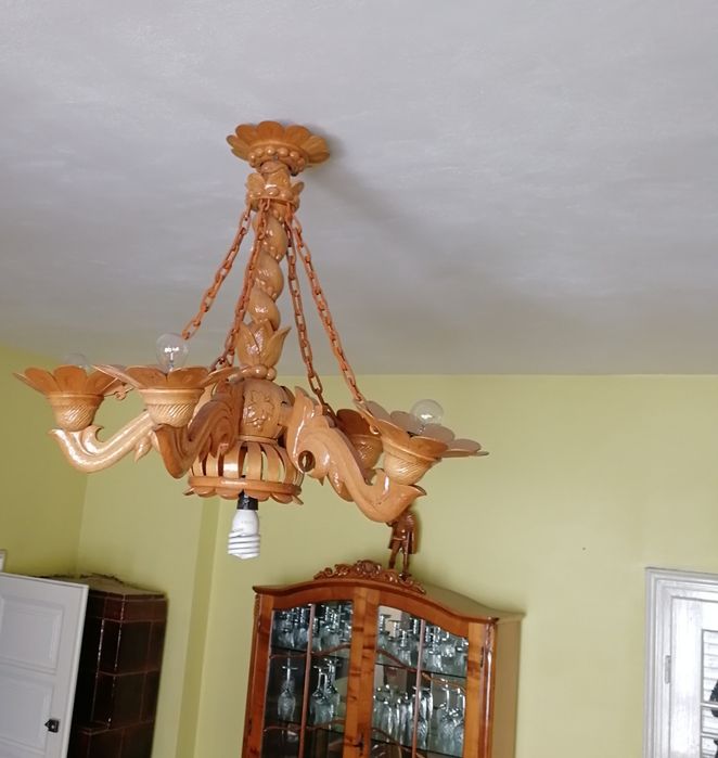 Candelabru, lustră mare din lemn sculptat