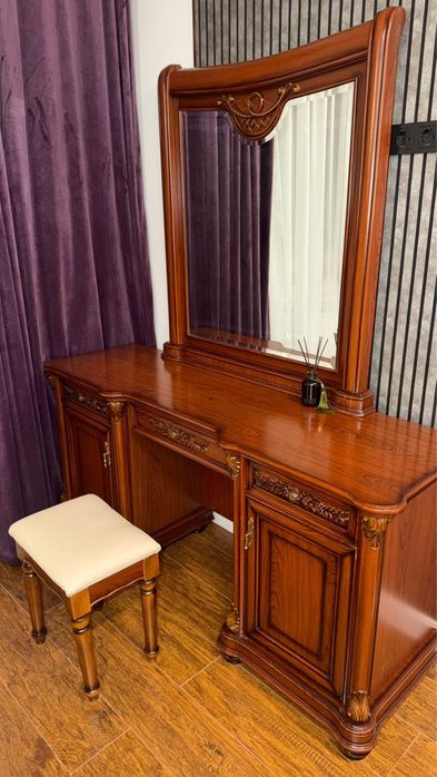 Продам 2-х спальный гарнитур из дерева