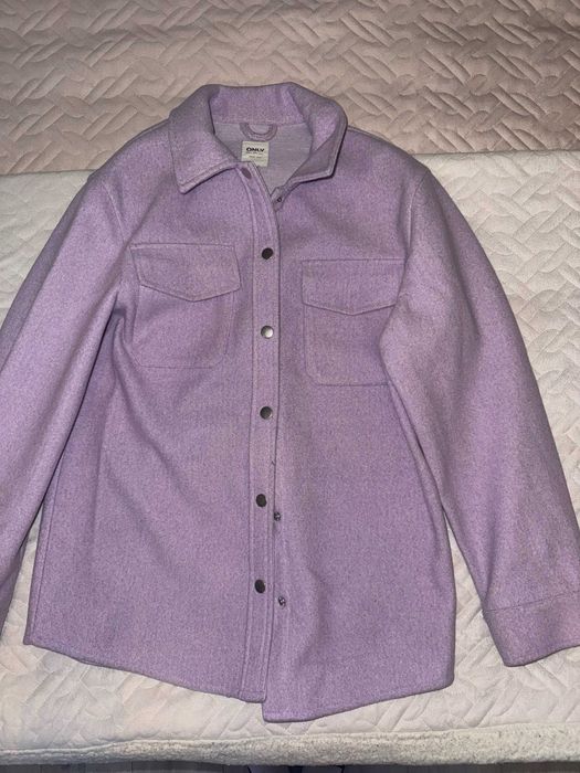 Лилава риза, която може да се нови и като връхна дреха