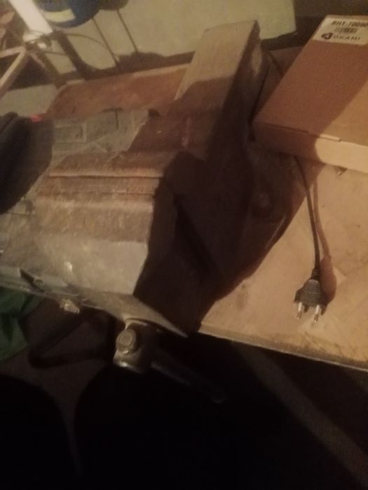 Продам тиски со стульям