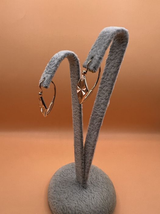 Продам золотые серьги.