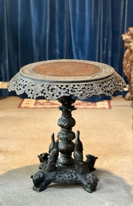 Masă de colecție sculptată manual – piesă rară, vintage