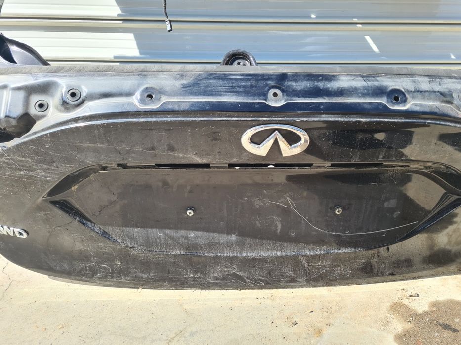 Продавам заден капак за Infinity Q30