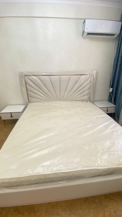 Кроват с тумбочками