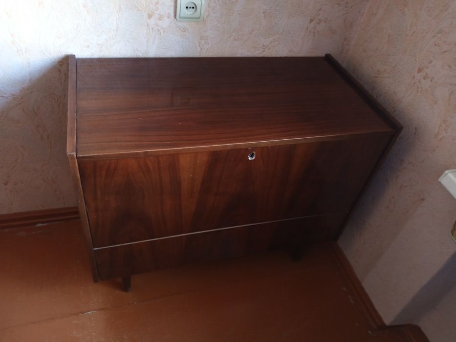 Продам тумбу и зеркало лакированные