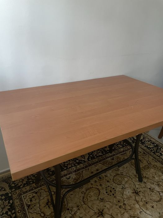 Продаю уютный стол