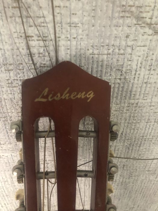 Продам гитару 6ти струнную