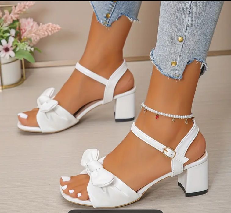 Бели дамски сандали