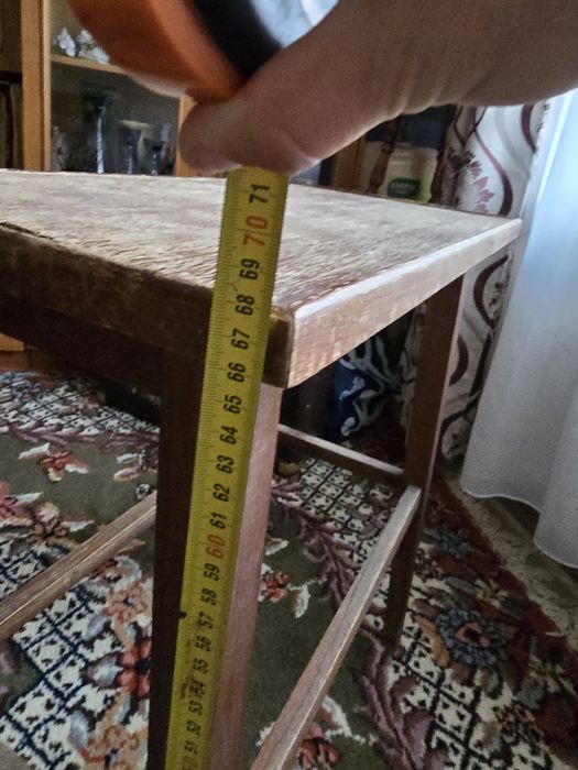 Măsuță veche din lemn masiv, rustică – ideală pentru restaurare sau decor
