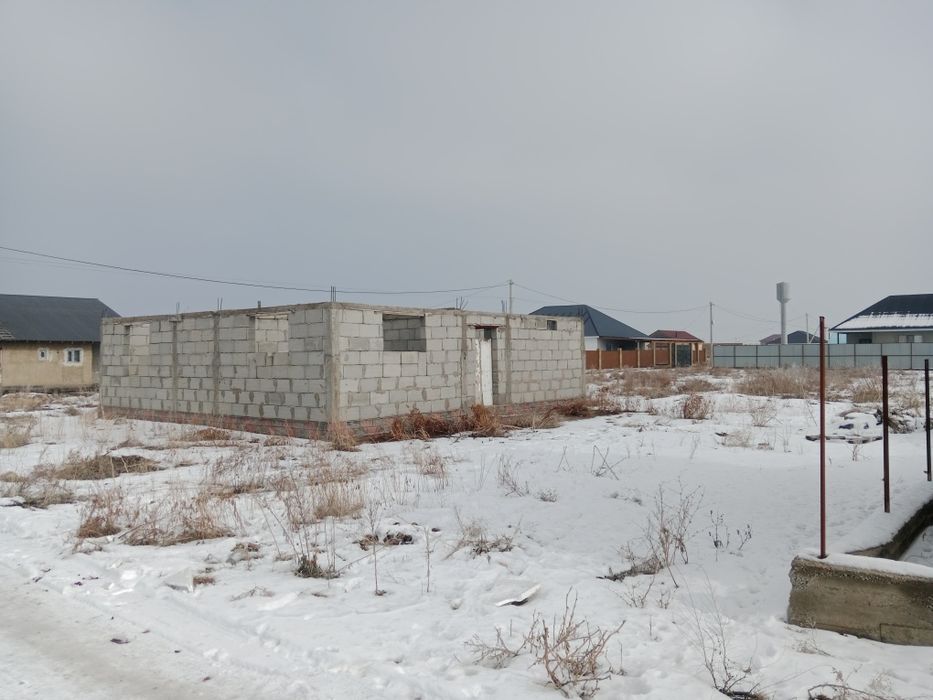 Продам недостроенный дом с участком