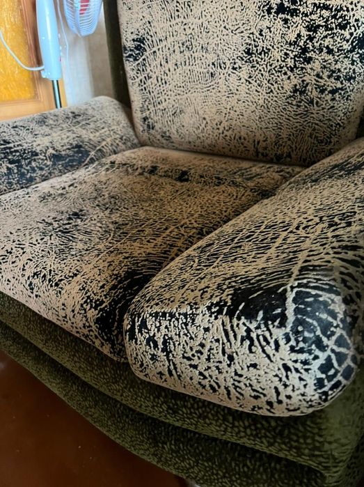 Просторное кресло на ножках