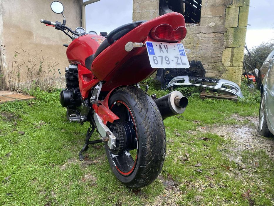 Kawasaki ZR-7 750 – 4 cilindri, sunet sport, evacuare Mivv