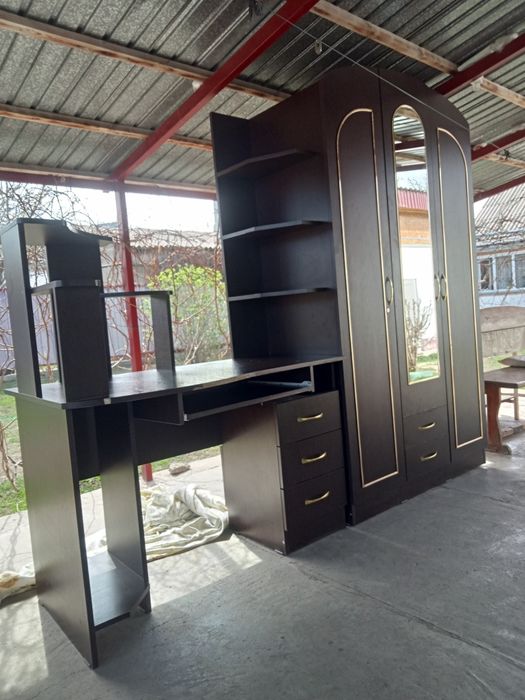 Продам отличный гарнитур.