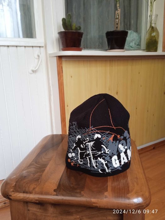 Продам  шапку   двусторония  в  нутрий  флис