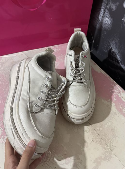 женские кроссовки