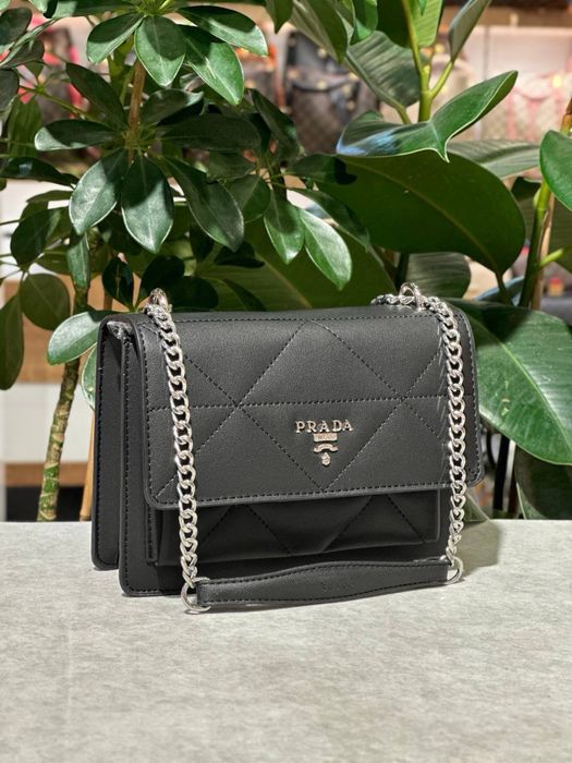 Geanta Prada noua !!! Dimensiuni 22/16 !!!