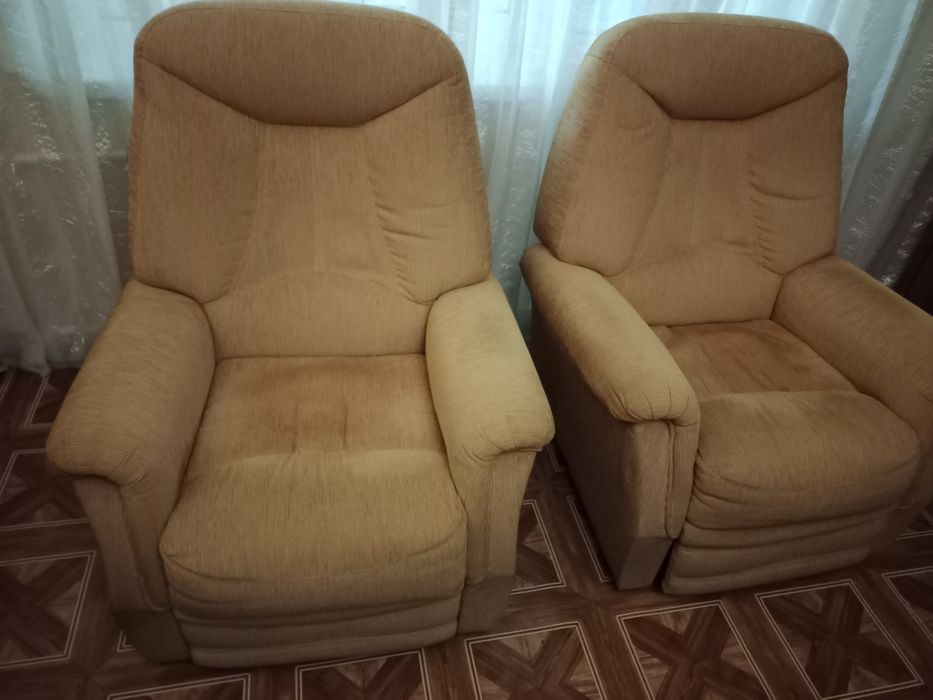 Продам стол письменно компьютерный и стол для кухни