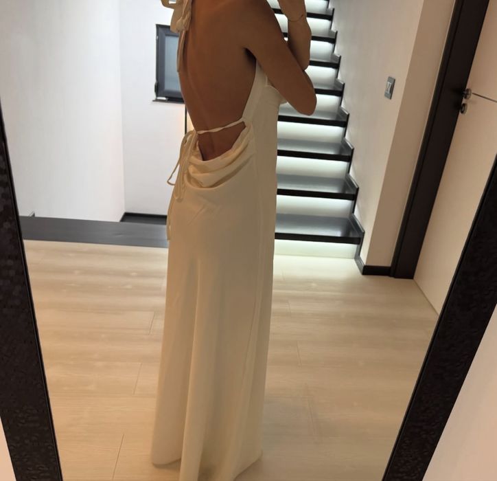 Rochie alba cu detalii la baza gatului