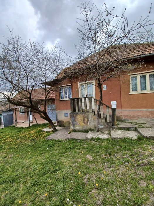Casă de vânzare în Almașu