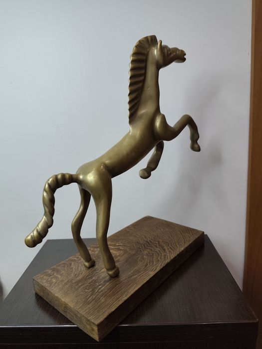 Изключително впечатляваща статуетка на кон . Месинг.