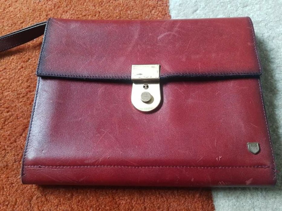 Vând geantă de piele de bărbați.