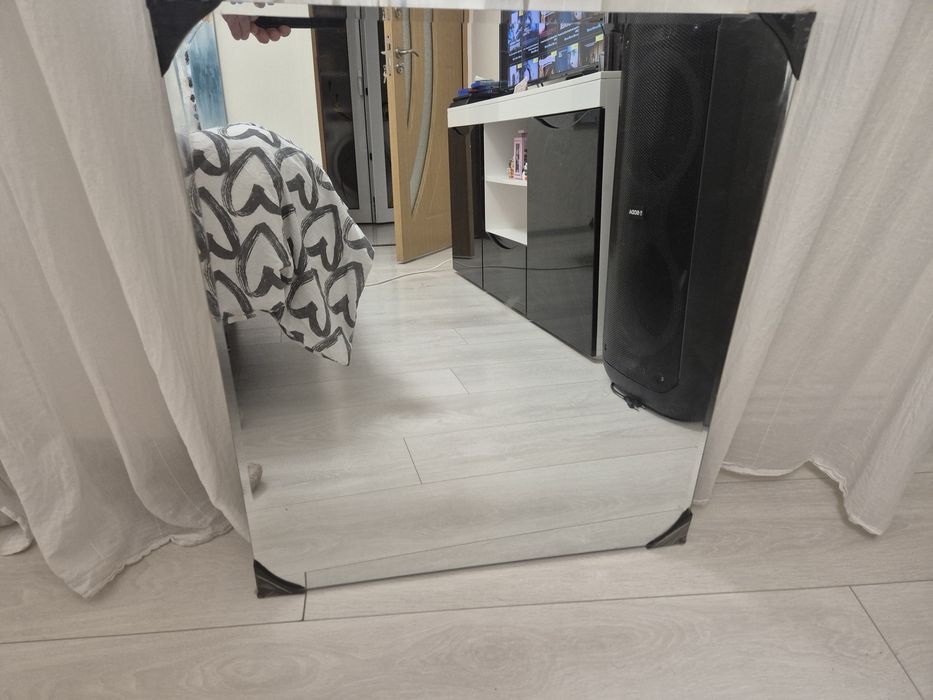 Vand oglinda aia mare 150..cea mica 100