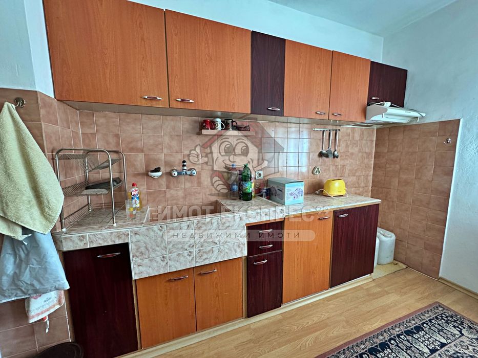 Многостаен апартамент, с изба, до планината, кв.Изток