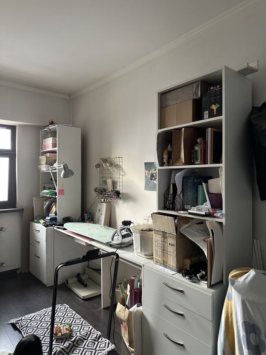 Стеллажи и стол в офис