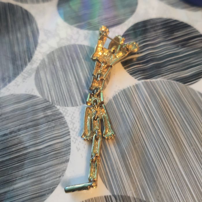 Позлатена брошка на Ягуар  със изумрудено зелени очи