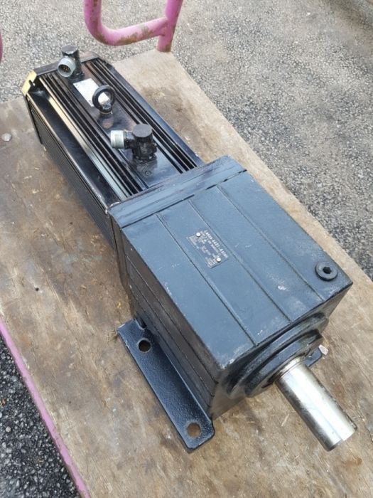 Мотор-редуктор с правотоков двигател