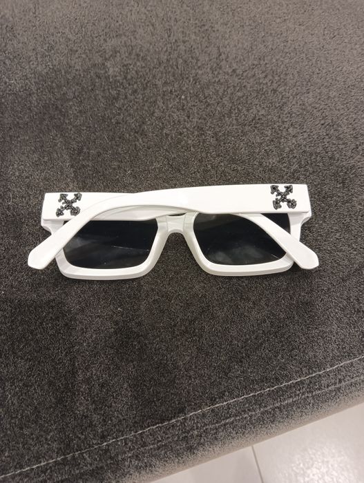 Vând ochelari off white
