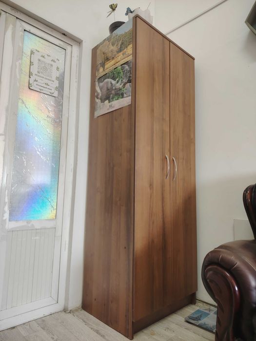 Шкаф для одежды, на вешалках