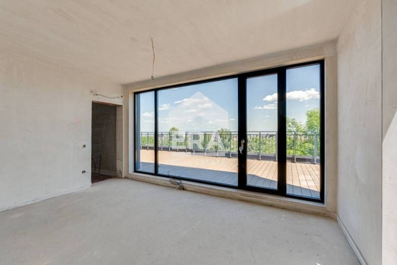 Прекрасен четиристаен апартамент с невероятни гледки към града и плани