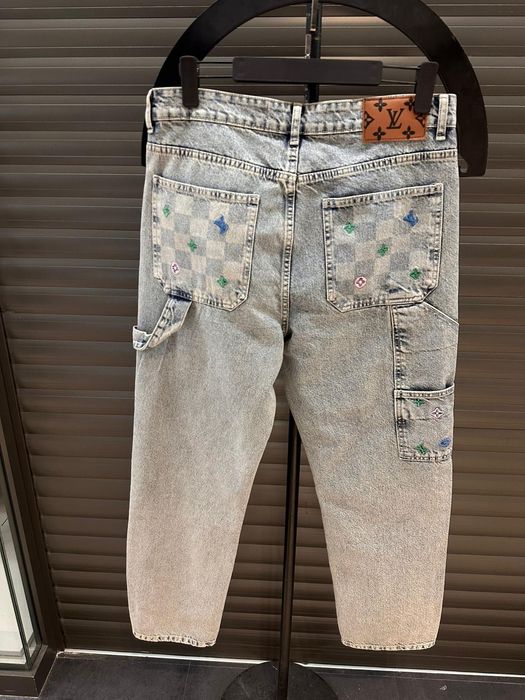 Blugi LV. Calitatea originalului. Toate marimile disponibile