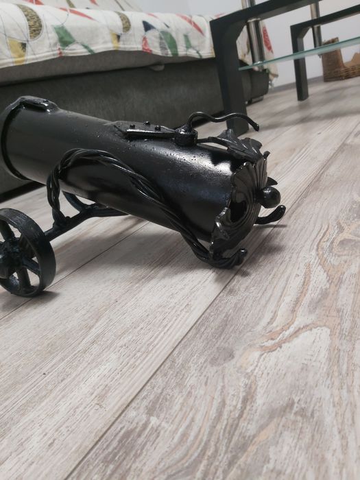 Tun decorativ artizanal – Piesă unică din fier forjat
​Vând obiect decorativ deosebit, realizat manual sub formă de tun, cu un design de inspirație in