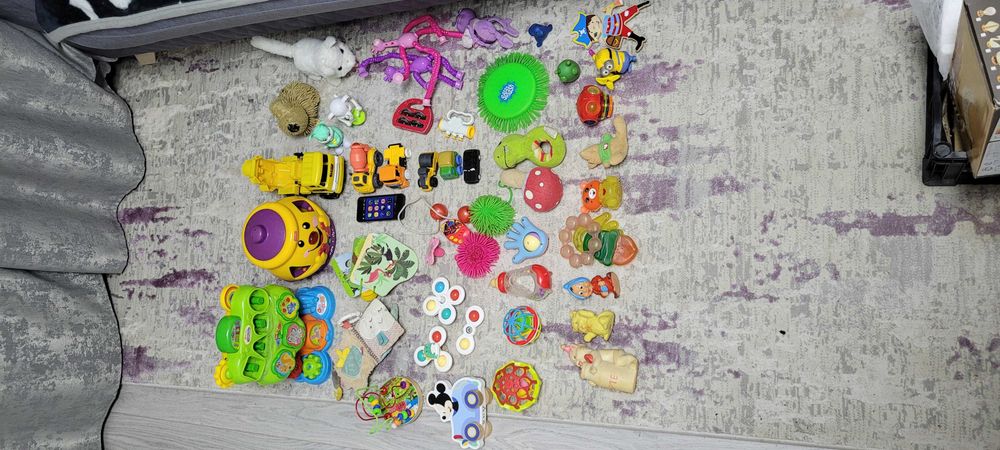 vand jucarii diverse bebelusi
