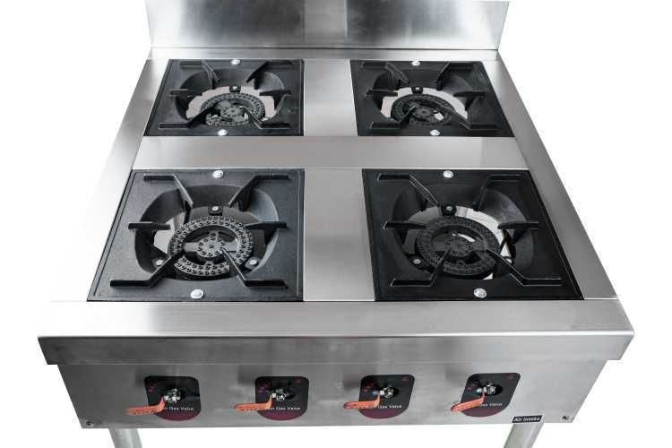 Газовая плита на 4 конфорок, расстояние между конфорками — 10 см.