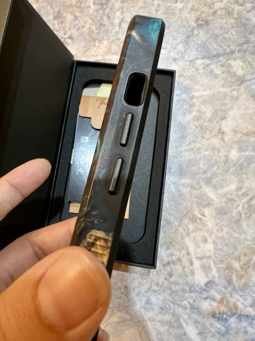 Carved Калъф за iPhone 16 Pro от дърво и смола