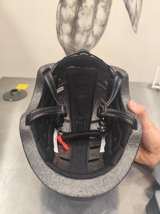 Чисто нова каска с LED (предна + задна) – супер лека, зареждане Type-C